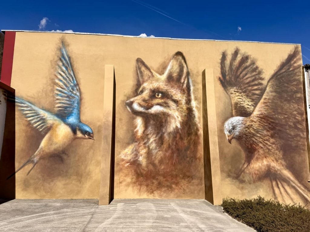 Mur naturaliste par Sandrot à Aurec-sur-loire représentant une hirondelle, un renard et un aigle