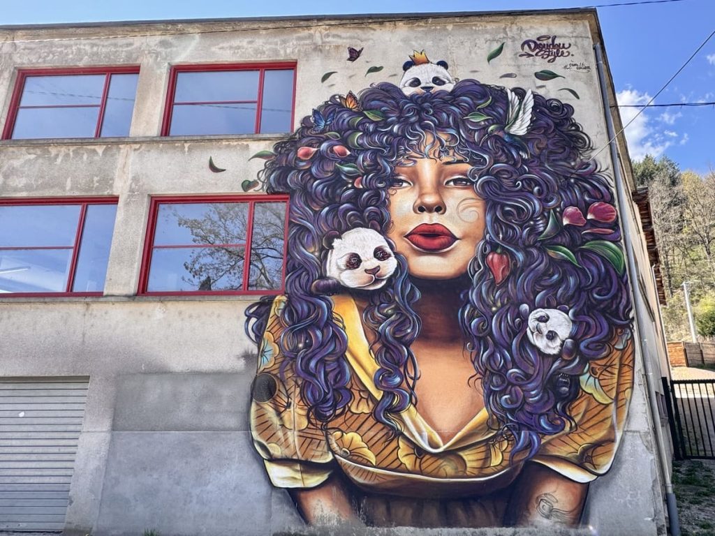 Fresque monumentale Tendresse par l'artiste Doudou Style au festival la Teinturerie à Aurec-sur-Loire