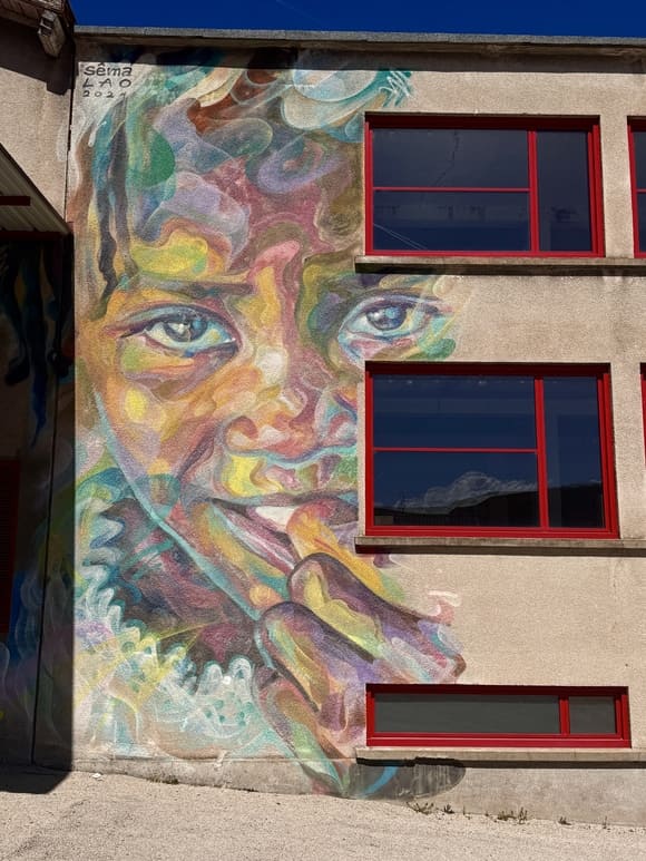Fresque monumentale représentant une haïtienne par l'artiste Sema Lao, street art à Aurec-sur-Loire