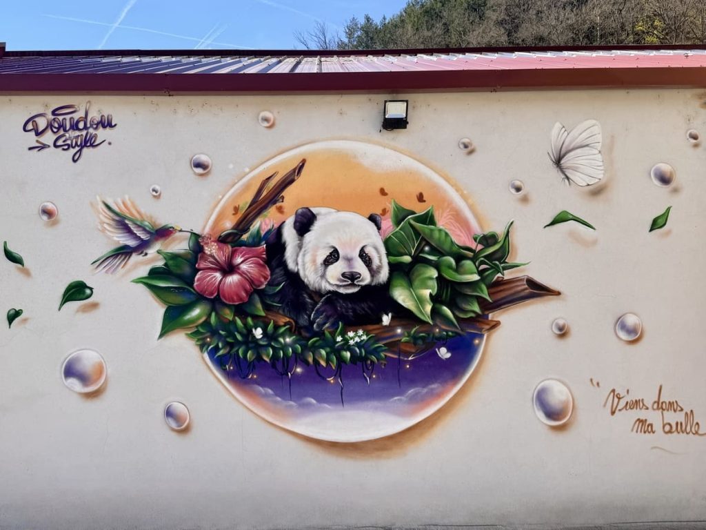 Fresque Dans ma bulle représentant un panda par l'artiste Doudou Style au festival la Teinturerie à Aurec-sur-Loire