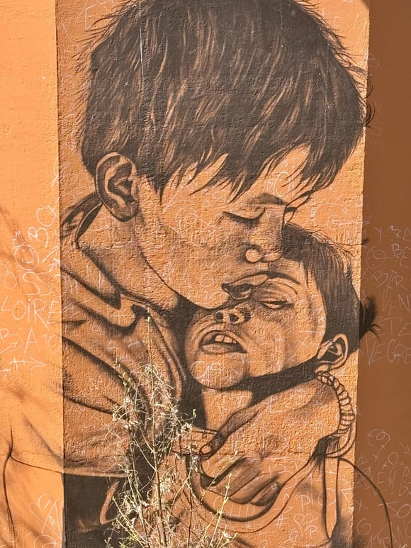 Fresque street-art aurec-sur-loire représentant 2 enfants